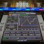 Vista de las pantallas que muestran la evolución del IBEX 35 tras la apertura de la Bolsa