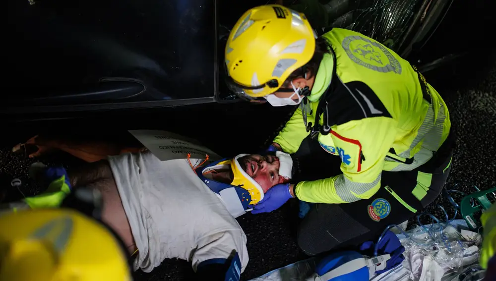 Personal sanitario ayuda a un herido durante el simulacro en el bypass sur de la M-30