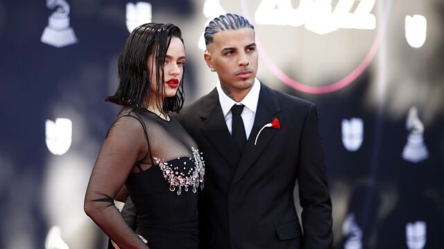 Rosalía y Rauw Alejandro en la alfombra roja de los Grammy Latino.