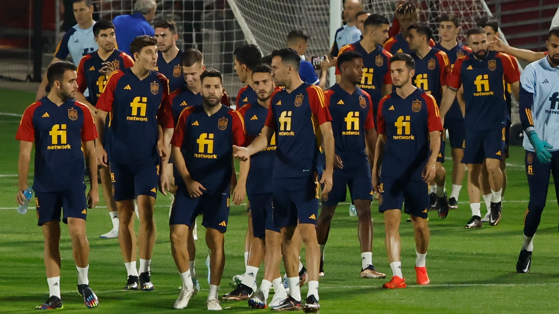 DOHA, 18/11/2022.- Los jugadores de la selección española de fútbol participan en el entrenamiento de este viernes en Doha, Catar. EFE/JuanJo Martín