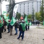Trabajadores de la Seguridad Social de CSIF, en primer plano, y de UGT y CC OO han protestado hoy en Nuevos Ministerios
