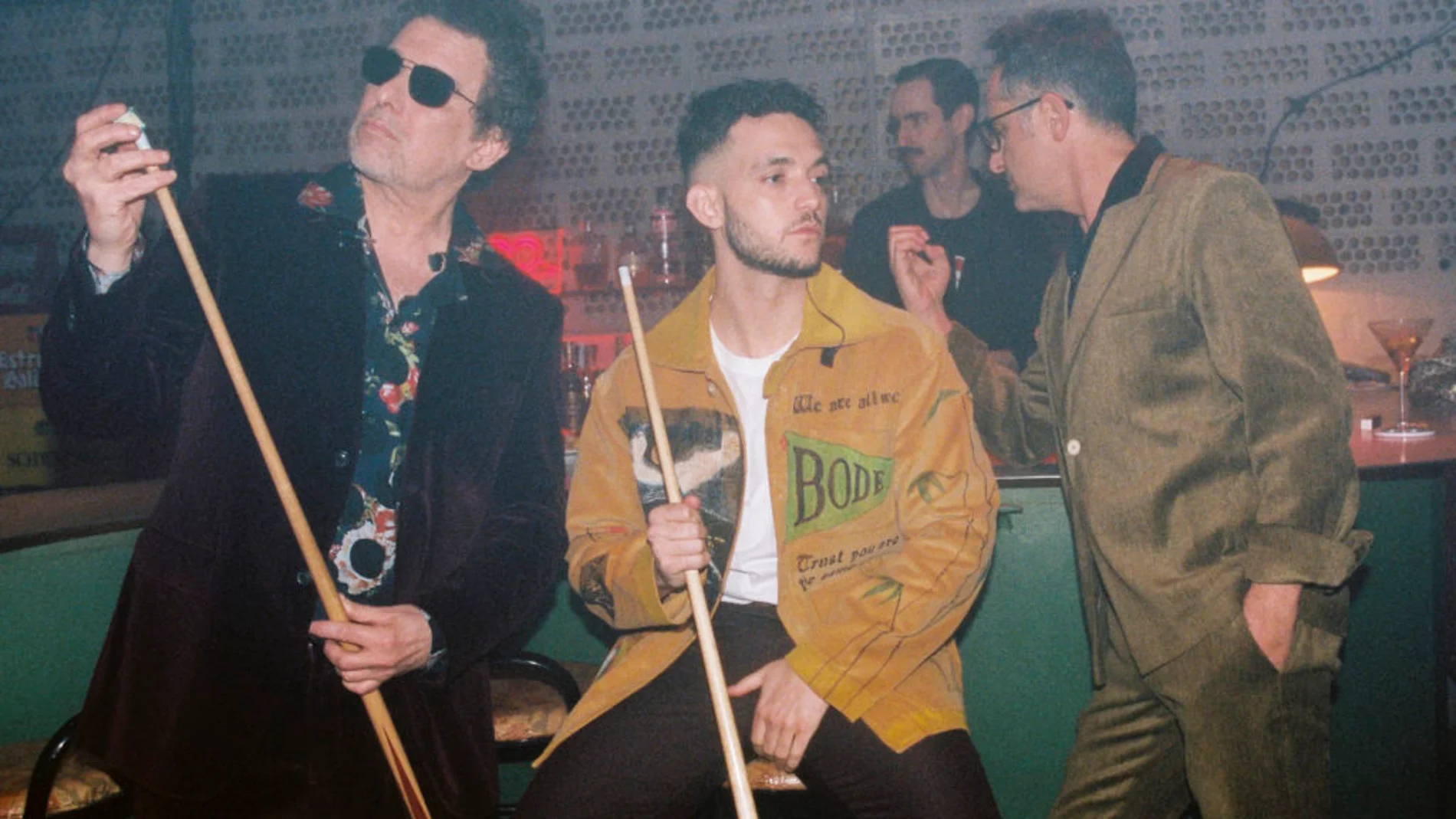 De izda. a dcha., Andrés Calamaro, C. Tangana y Jorge Drexler en el rodaje del vídeo de "Hong Kong", una de las canciones de "El Madrileño"