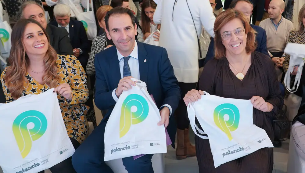 Ángeles Armisén, Mario Simón y Laura Lombraña presentan la oferta de Palencia en Intur