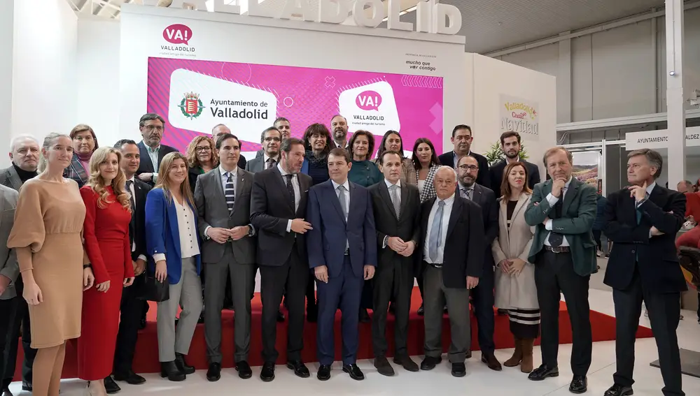 Fernández Mañueco visita el expositor de Valladolid en Intur