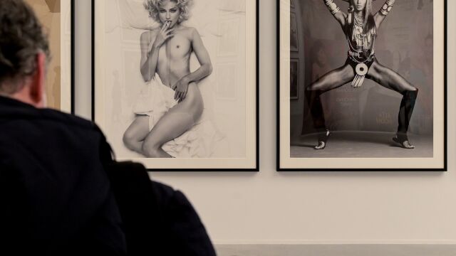 Un hombre observa las fotografías en la exposición ‘Steven Meisel 1993