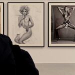 Un hombre observa las fotografías en la exposición ‘Steven Meisel 1993