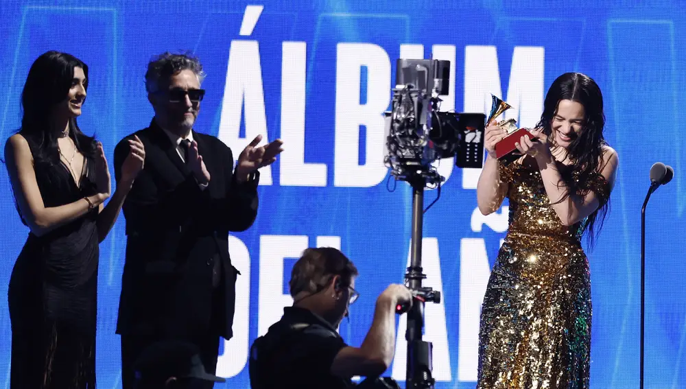 Momento en el que Rosalía recogía el premio al álbum del año