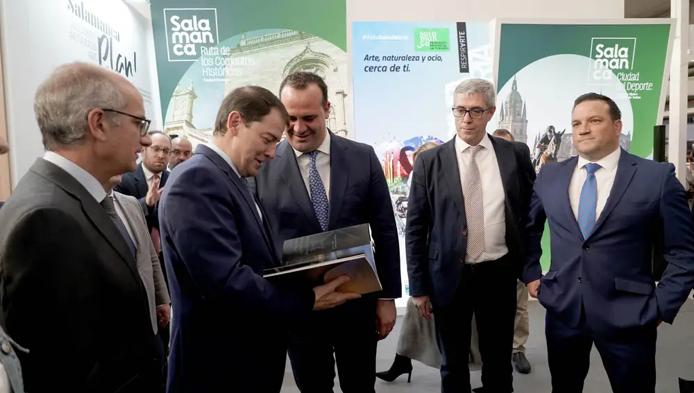 Fernández Mañueco visita el stand de Salamanca