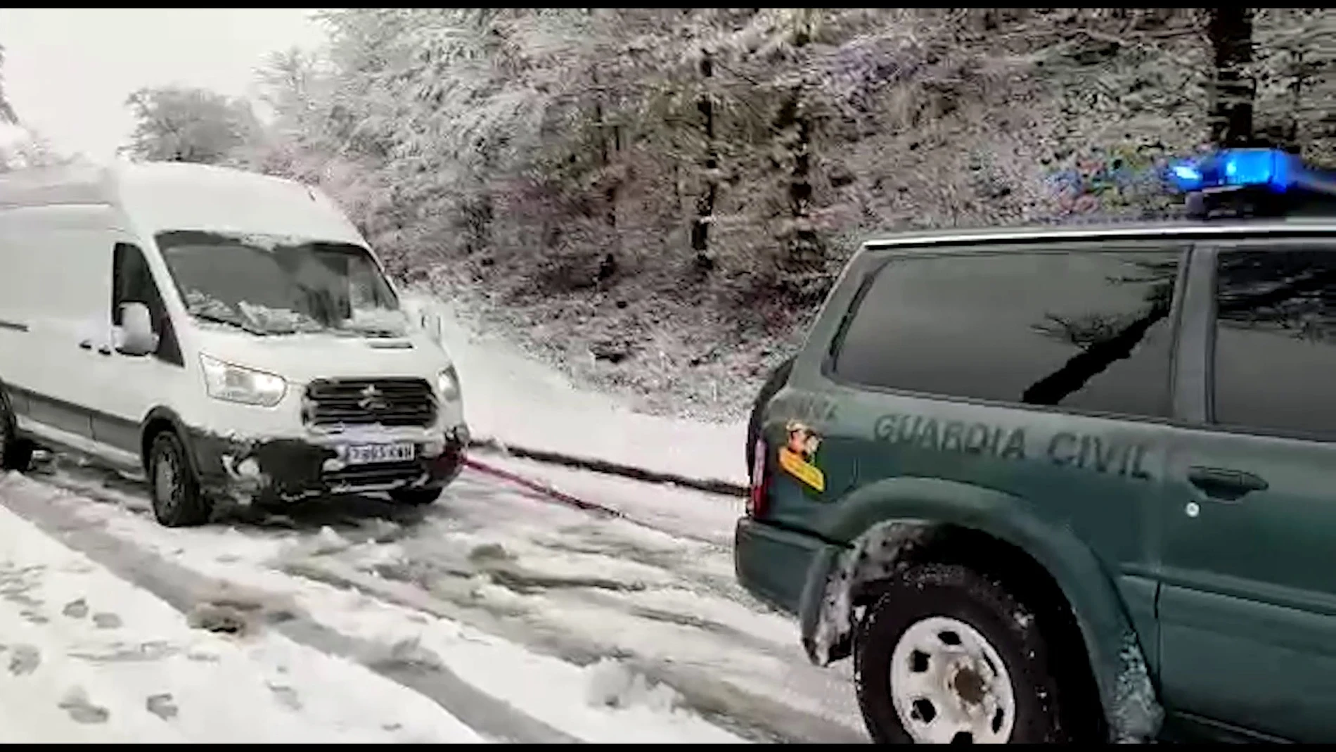 La Guardia Civil Rescata A Vehículos Atrapados Por La Nieve En Navarra