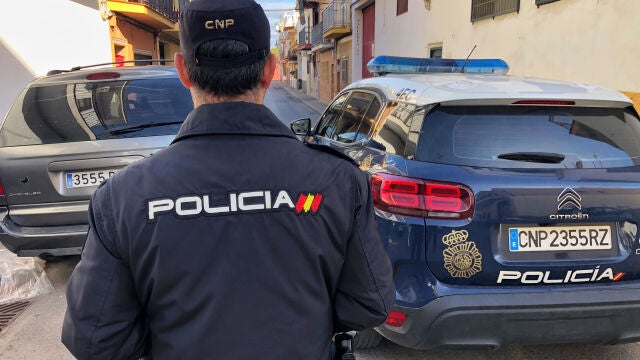 Un efectivo de la Policía Nacional en Sevilla. EFE/David Arjona