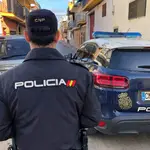 Un efectivo de la Policía Nacional en Sevilla. EFE/David Arjona