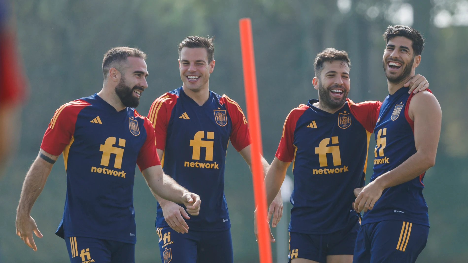 Marco Asensio bromea en un entrenamiento con Carvajal, Jordi Alba y Azpilicueta
