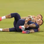Neymar y Militao se divierten durante un entrenamiento de Brasil