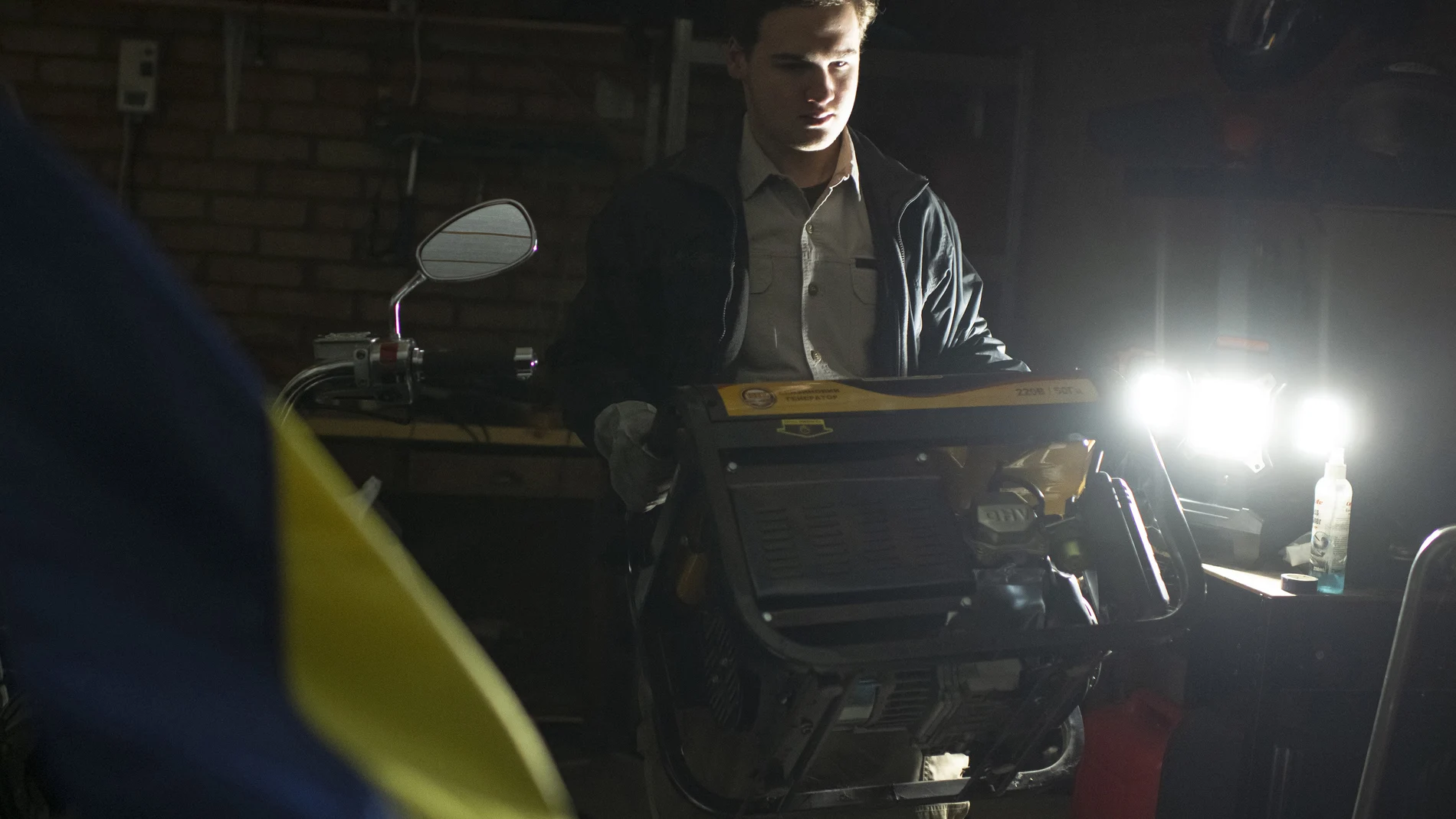 El residente local Danylo prepara un generador durante un apagón en Kyiv