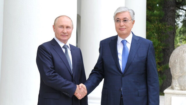 El presidente Kassym-Jomart Tokayev, en la imagen con Vladimir Putin, mantiene un difícil equlibrio diplomático entre Occidente y Rusia
