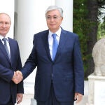 El presidente Kassym-Jomart Tokayev, en la imagen con Vladimir Putin, mantiene un difícil equlibrio diplomático entre Occidente y Rusia