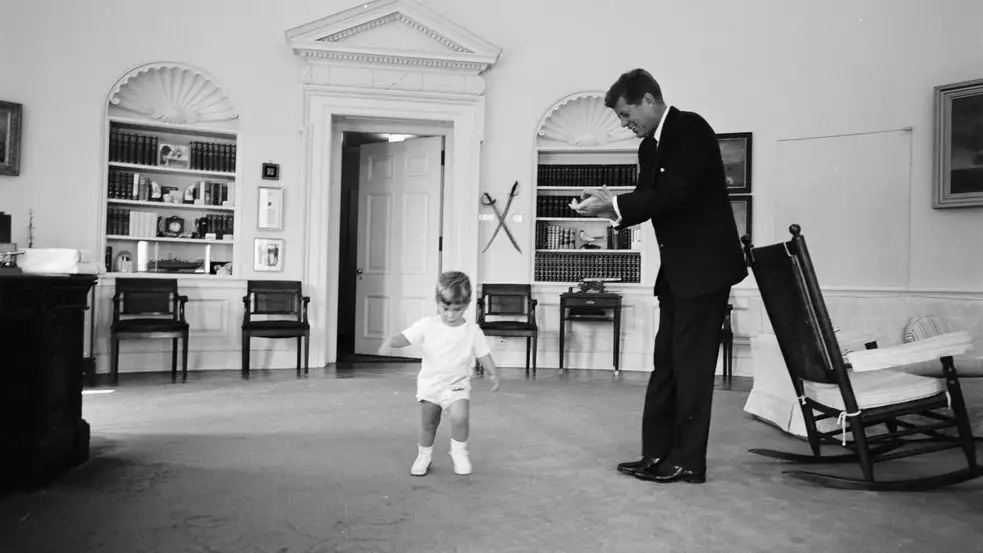 Una de las estampas de Kennedy con su hijo en la Casa Blanca