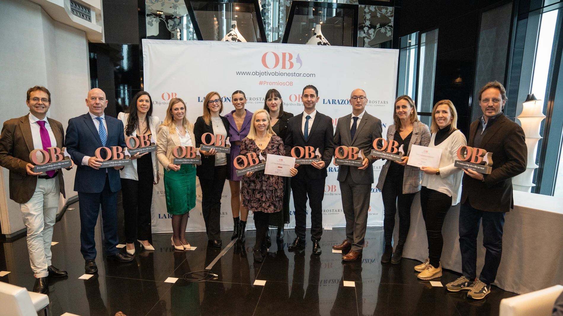 VII Premios Objetivo Bienestar. Los premiados de izda. a dcha.: Juan Pedro Franco, Alberto Herranz, Adriana Di Ippolito, Pilar Ruiz, Jennifer Verhelle, Norma Ruiz, Isabelle Picou, Alba Martín, Szabolcs Szemanszki, David Olesti, Isabel López-Rivadulla, Leticia Sáez y Álex Cottet