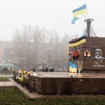 La Plaza de la Libertad de Jarsón con las banderas ucranianas tras la retirada rusa