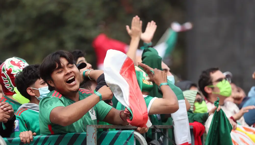 Aficionados observan en pantalla gigante un juego de la selección nacional de fútbol de México