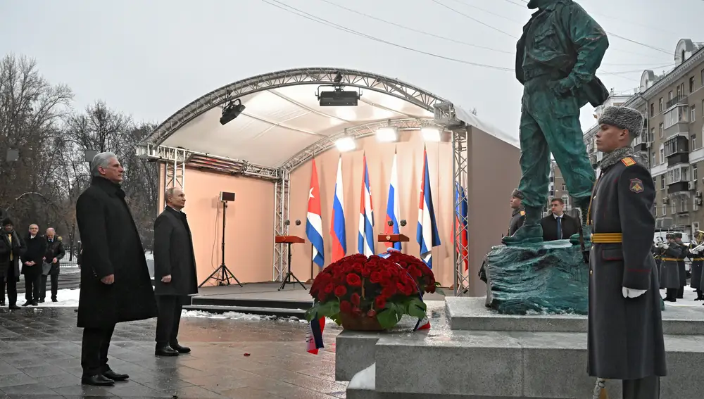 Miguel Díaz-Canel y Vladimir Putin frente al monumento a Fidel Castro en Moscú