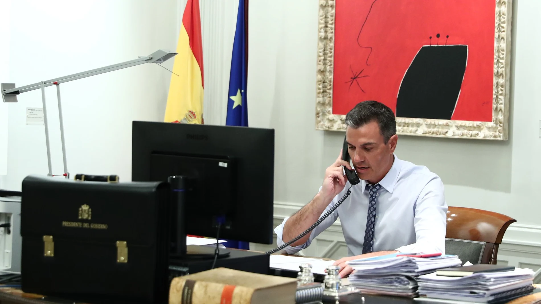 El presidente del Gobierno, Pedro Sánchez, en la mesa de despacho que han usado todos los presidentes del Gobierno desde Adolfo Suárez