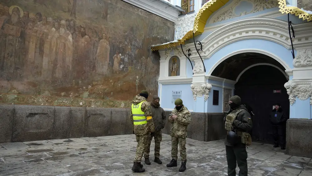 El servicio secreto de Ucrania vigila la entrada al complejo monástico de Pechersk Lavra en Kyiv