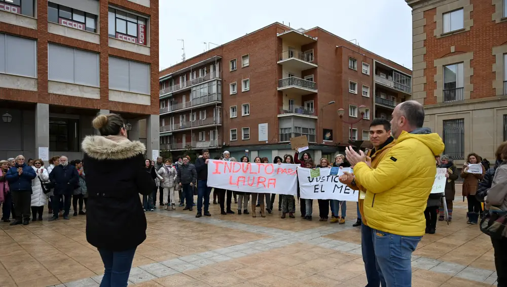 Familiares y amigos de una madre palentina condenada por sustracción de menores se han concentrado este martes ante la Audiencia Provincial de Palencia para pedir justicia para ella y su hijo y apoyar su petición de indulto