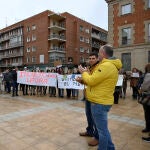 Familiares y amigos de una madre palentina condenada por sustracción de menores se han concentrado este martes ante la Audiencia Provincial de Palencia para pedir justicia para ella y su hijo y apoyar su petición de indulto
