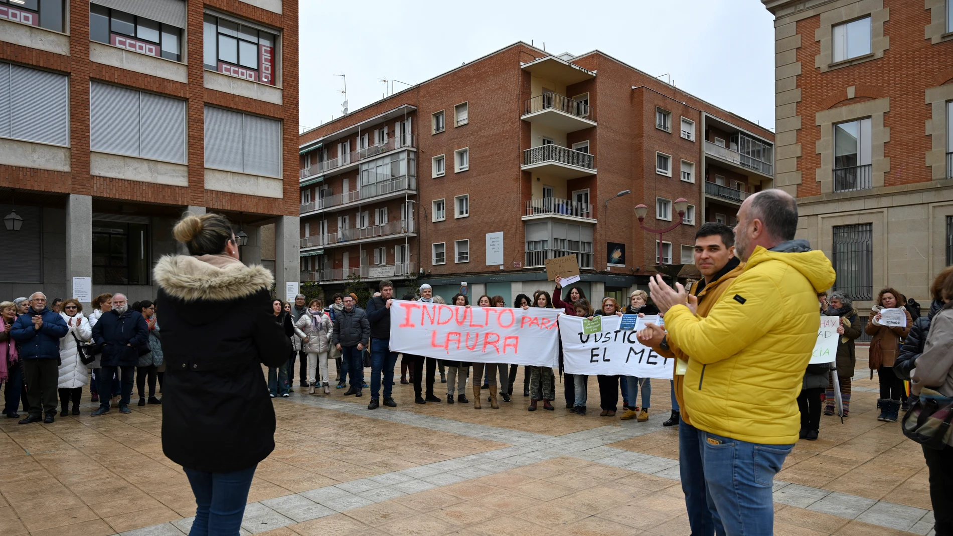 Familiares y amigos de una madre palentina condenada por sustracción de menores se han concentrado este martes ante la Audiencia Provincial de Palencia para pedir justicia para ella y su hijo y apoyar su petición de indulto