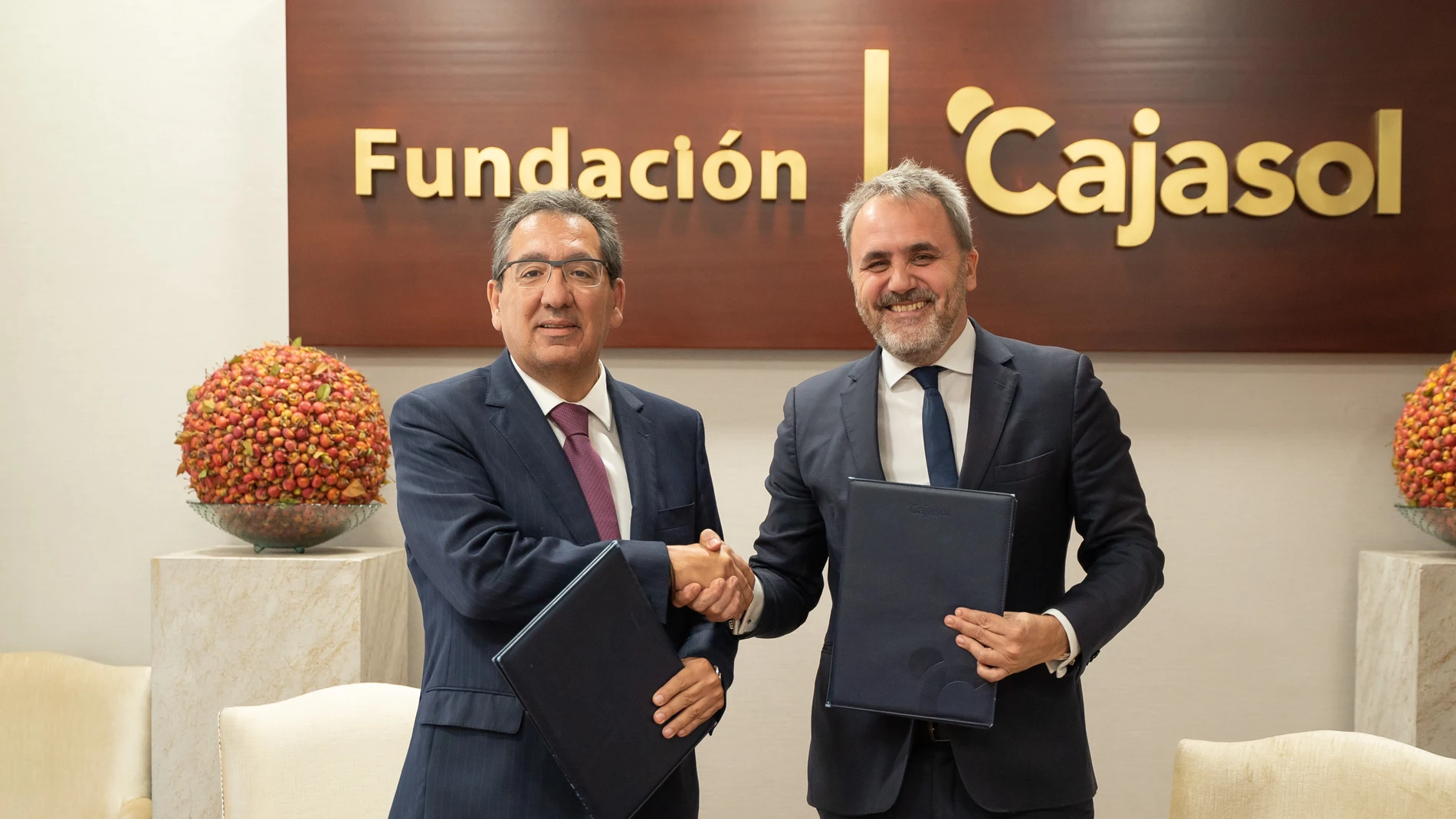 El presidente de la Fundación Cajasol, Antonio Pulido, y el presidente de la Fundación Andaluza para la Promoción del Baloncesto Aro, Fernando Moral, han firmado un acuerdo de colaboración para llevar a cabo actividades e iniciativas para la promoción y el respaldo del deporte base