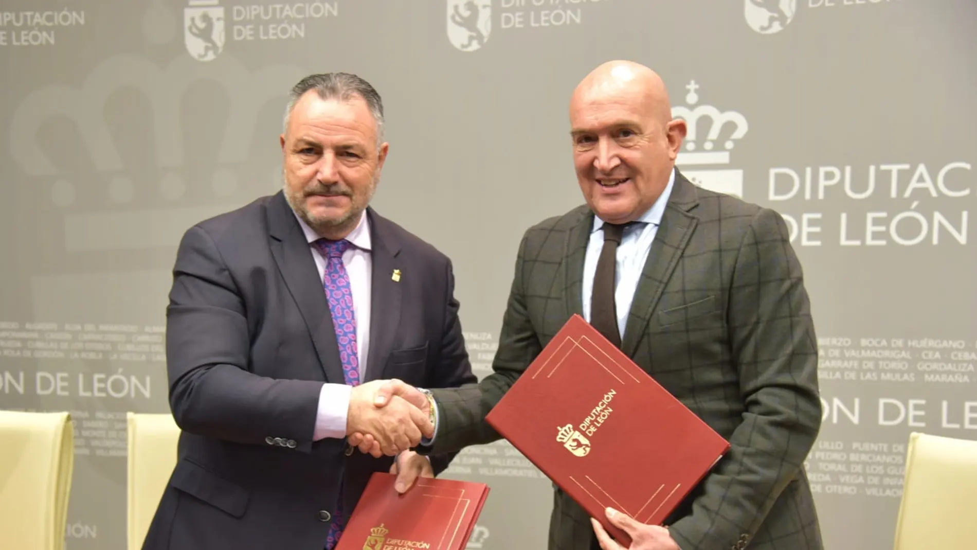 El consejero de la Presidencia, Jesús Julio Carnero, y el presidente de la Diputación de León, Eduardo Morán, suscriben el acuerdo