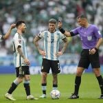 Messi, Molina y De Paul, junto al árbitro en la derrota de Argentina ante Arabia Saudí