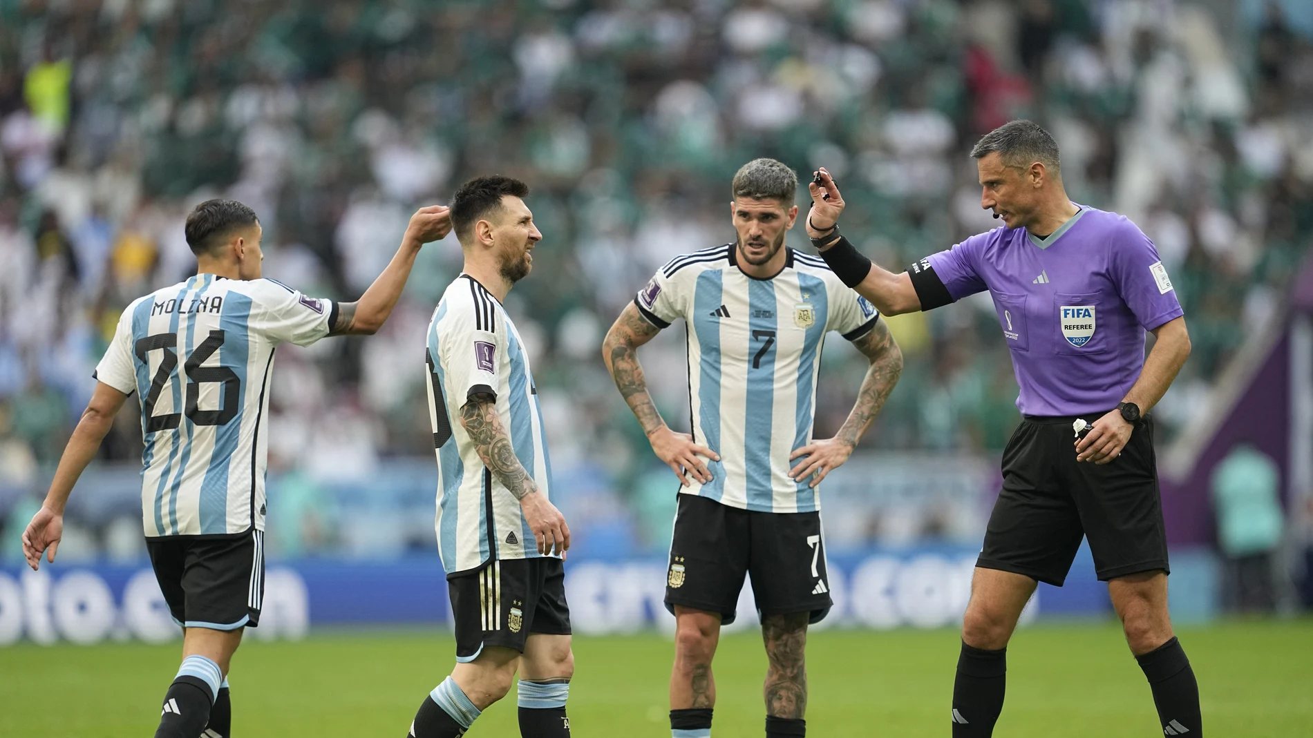 Messi, Molina y De Paul, junto al árbitro en la derrota de Argentina ante Arabia Saudí