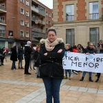 Familiares y amigos de una madre palentina condenada por sustracción de menores se han concentrado este martes ante la Audiencia Provincial de Palencia para pedir justicia para ella y su hijo y apoyar su petición de indulto para paralizar el proceso y evitar que entre en prisión el próximo domingo
