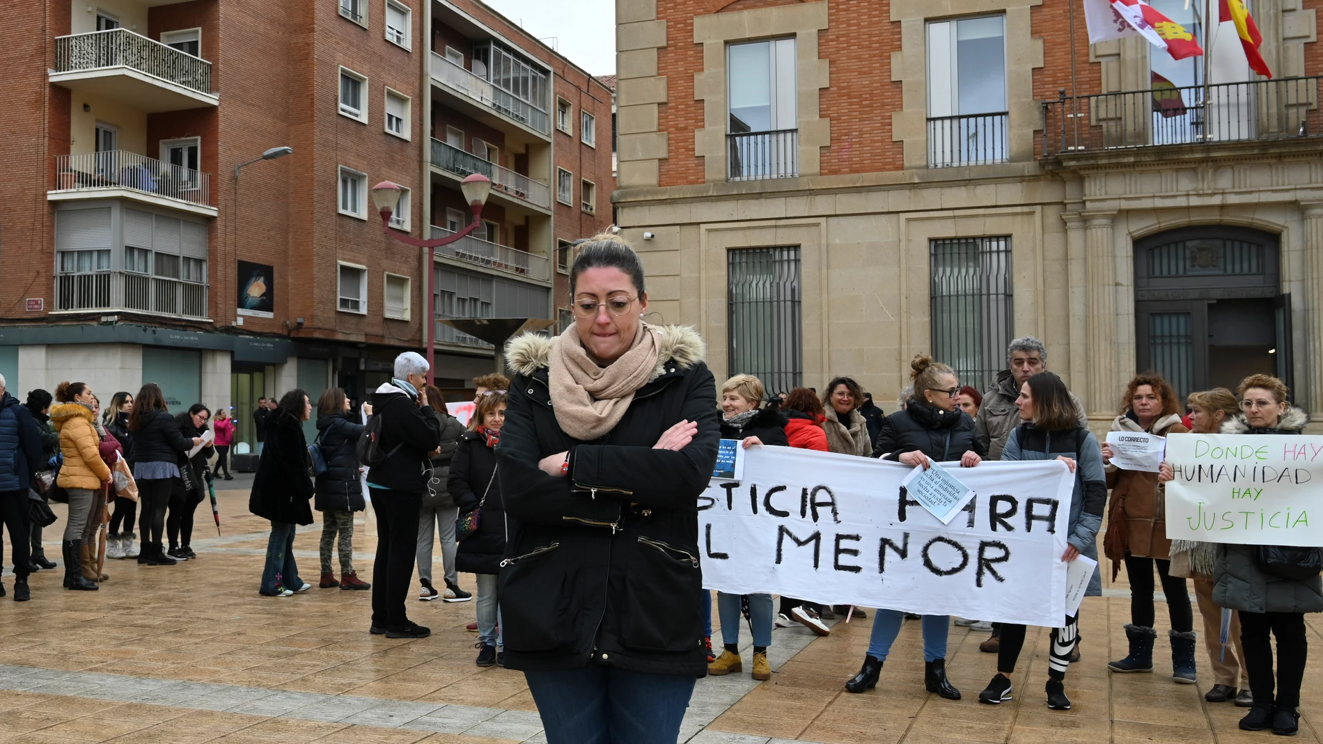 Familiares y amigos de una madre palentina condenada por sustracción de menores se han concentrado este martes ante la Audiencia Provincial de Palencia para pedir justicia para ella y su hijo y apoyar su petición de indulto para paralizar el proceso y evitar que entre en prisión el próximo domingo