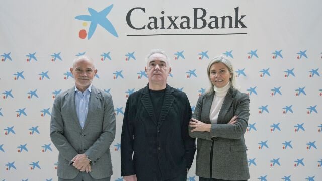 El presidente de la Cámara de Valladolid, Víctor Caramanzana, Ferran Adrià; y la directora territorial de Caixabank en Castilla y León, Belén Martín, inauguran el curso