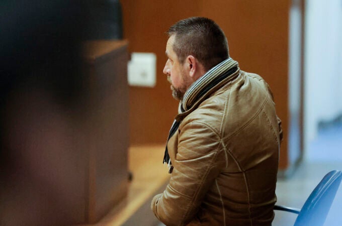 A CORUÑA, 22/11/2022.- José Enrique Abuín Gey alias 'El Chicle', culpable del asesinato de Diana Quer, se sienta en el banquillo de los acusados por una supuesta agresión sexual a su cuñada en enero de 2005 durante el primer día de juicio este martes en A Coruña. EFE/Cabalar
