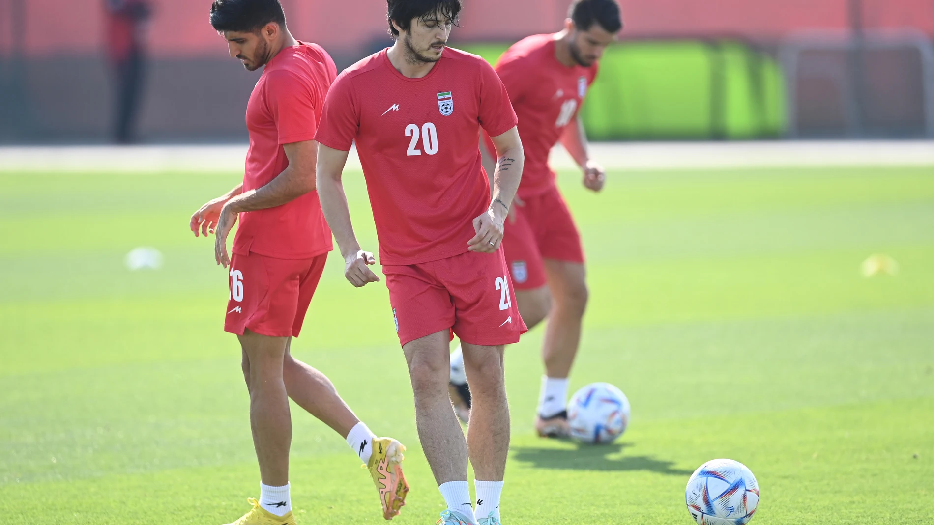 Sardar Azmoun, con el número 20 en el pecho, durante un entrenamiento con la selección iraní
