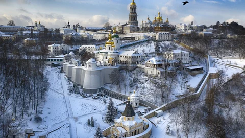 Un pájaro sobrevuela el cielo cerca del complejo monástico ortodoxo Pechersk Lavra (Monasterio de las Cuevas), de 1000 años de antigüedad, en Kyiv
