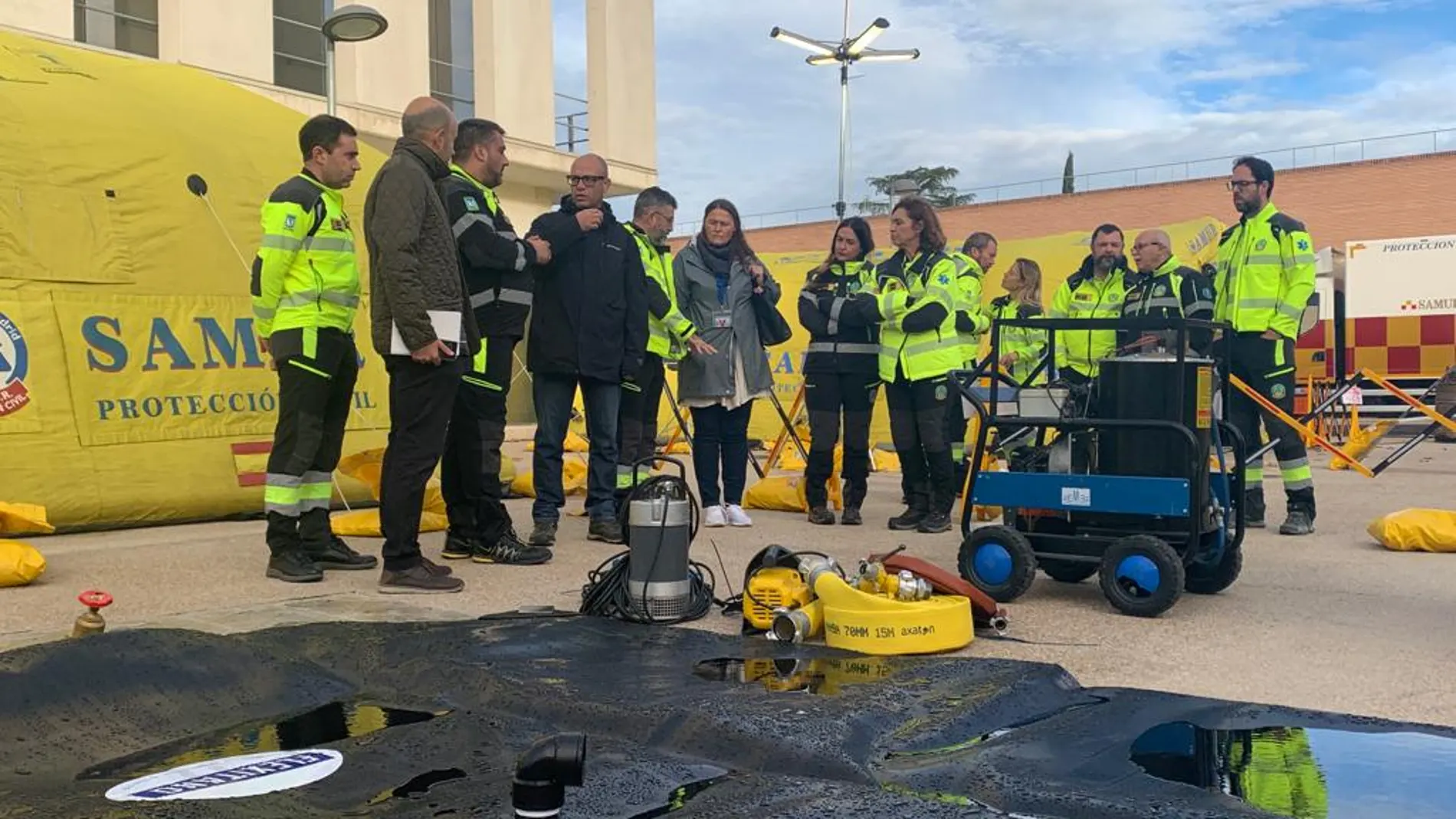 Inspección de los mentores de la OMS a los operarios del Samur, la pasada semana en Madrid