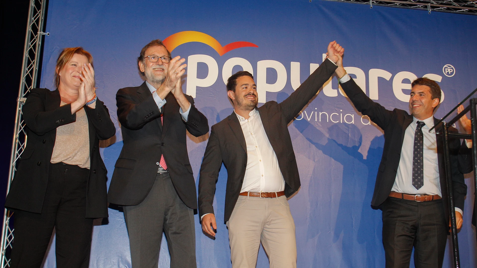 El expresidente del Gobierno Mariano Rajoy (2-i), y el presidente del PPCV, Carlos Mazón (d), en la presentación del candidato popular a la alcaldía de Villena, Miguel Angel Salguero (2-d), este martes en la localidad alicantina. EFE/Morell