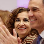 La ministra de Hacienda, María Jesús Montero (c), sonríe al presidente del Gobierno, Pedro Sánchez