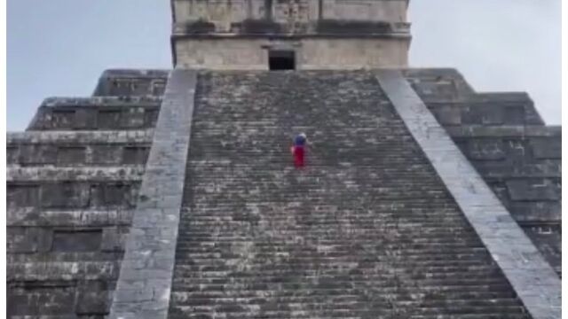 Imagen de la turista subiendo a la zona de acceso prohibido