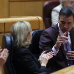 El presidente del Gobierno, Pedro Sánchez, y la vicepresidenta primera y ministra de Asuntos Económicos, Nadia Calviño, en el Senado