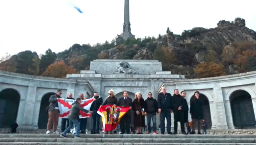 Miembros de Movimiento Católico Español, en el Valle de los Caídos