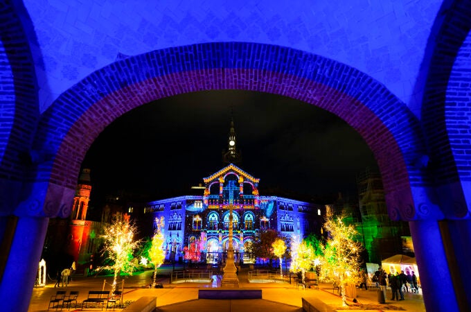 BARCELONA, 22/11/2022.- El Recinto Modernista de Sant Pau, en Barcelona, inauguró el pasado martes "L'Univers de la Llum", un espectáculo de luces que marca el comienzo a la Navidad y que tendrá abiertas sus puertas hasta el 15 de enero .EFE/Enric Fontcuberta