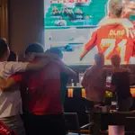 Aficionados españoles celebran en un bar la victoria ante Costa Rica