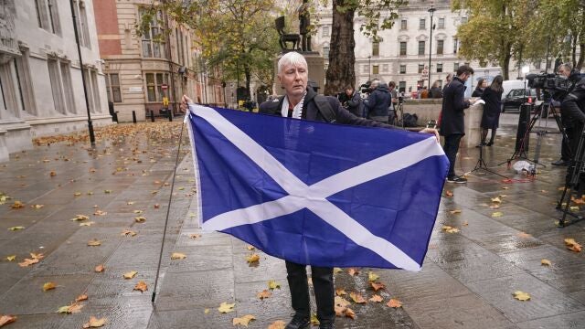 Un manifestante sostiene una bandera escocesa frente al Tribunal Supremo en Londres
