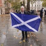 Un manifestante sostiene una bandera escocesa frente al Tribunal Supremo en Londres